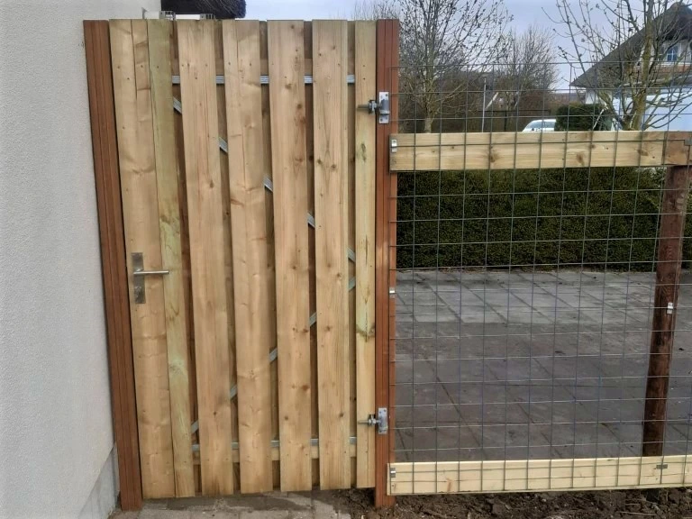 Plaatsen poort en tuinhek in Domburg